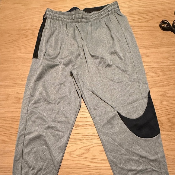 NIKE THERMA PANTS WITH DRI FIT TECHNOLOGY, GREY WITH BLACK SWOOSH SIZE LARGE - Picture 1 of 5